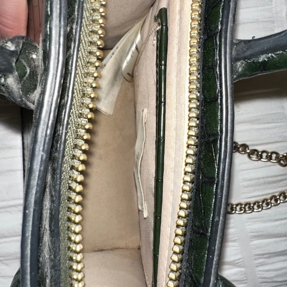 Elegant Dark Green Faux Croc-Embossed Handbag - Picture 6 of 8